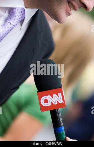 Mann in Anzug und Krawatte im Interview mit CNN. © Craig M. Eisenberg Stockfoto