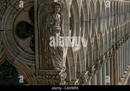 Eine geschnitzte Figur auf ein Kapital von der Fassade von den gotischen Dogenpalast (Palazzo Ducale) in Venedig, Italien Stockfoto