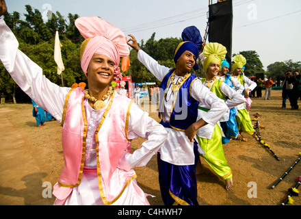 Punjabi Bhangra Tänzer während eines bunten Festivals in Punjab. Stockfoto