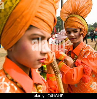 Punjabi Bhangra Tänzer während eines bunten Festivals in Punjab. Stockfoto