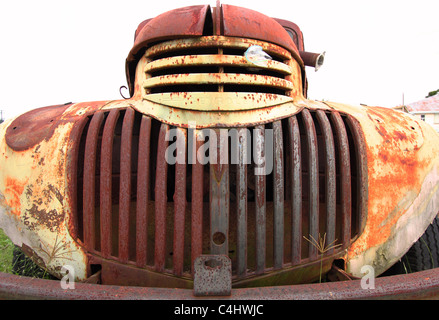 ROSTIGEN ALTEN LASTWAGEN IN EIN FELD BDB Stockfoto