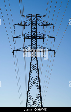 Eine große Wasserkraft-Turm gegen einen klaren, blauen Himmel Stockfoto