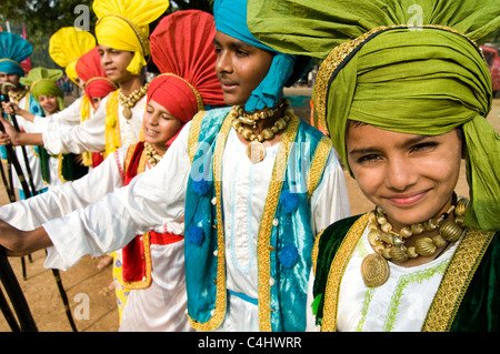 Punjabi Bhangra Tänzer während eines bunten Festivals in Punjab. Stockfoto