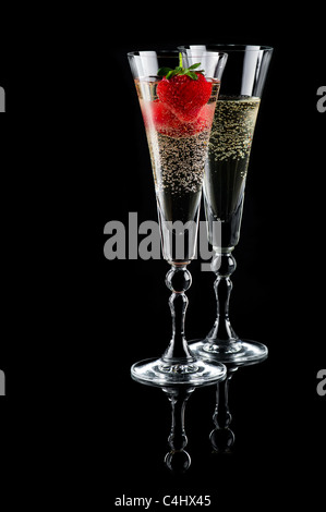 Zwei Gläser Sekt (Champagner) und Erdbeere auf schwarz Stockfoto