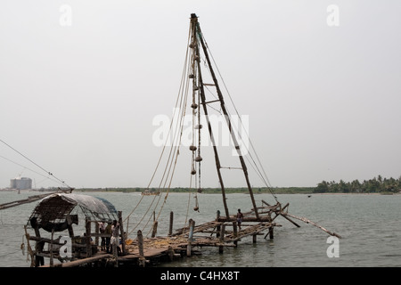 Fischer und Chinesische Fischernetze, Fort Cochin, Kerala, Indien Stockfoto