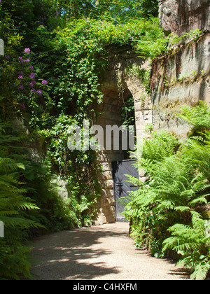 Hohen steinernen Torbogen im Steinbruch Garten am Belsay Hall Northumberland Stockfoto