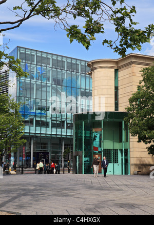 Eintritt in die Laing Art Gallery mit der Stadtbibliothek im Hintergrund, Newcastle Upon Tyne, England UK Stockfoto