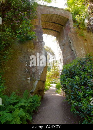 Hohen steinernen Torbogen im Steinbruch Garten am Belsay Hall Northumberland Stockfoto