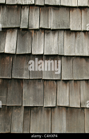 vertikales Bild des grauen Hölzernes Schindeldach Stockfoto