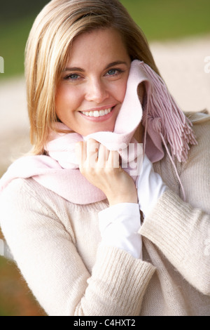 Junge Frau, Porträt mit Schal außerhalb Blick in die Kamera Stockfoto