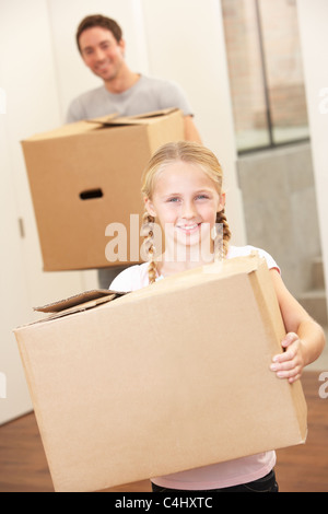 Mädchen mit jungen Mann am Tag tragen Kartons Umzugskarton Stockfoto