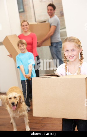 Familie mit Hund am Tag tragen Kartons Umzug Stockfoto