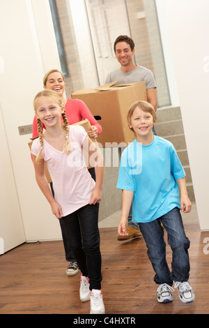 Familie glücklich am Tag tragen Kartons Umzug Stockfoto