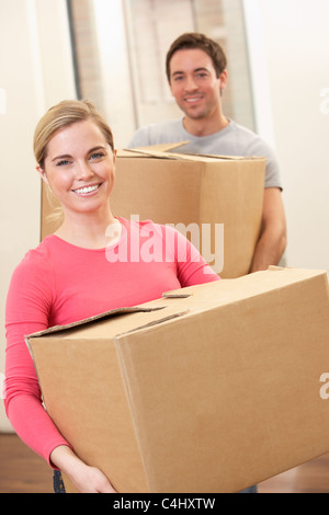 Junges Paar auf bewegten Tag tragen Kartons Stockfoto