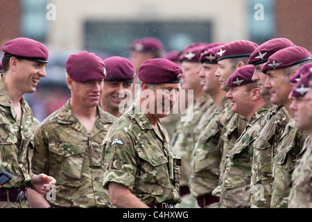 Das Fallschirm-Regiment erhalten Afghanistan Kampagne Medaillen von Prinz Charles und Camilla Duchess of Cornwall Stockfoto