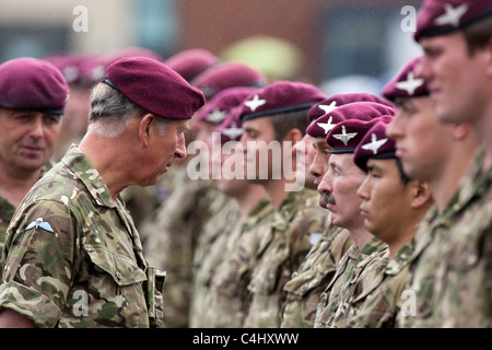 Das Fallschirm-Regiment erhalten Afghanistan Kampagne Medaillen von Prinz Charles und Camilla Duchess of Cornwall Stockfoto