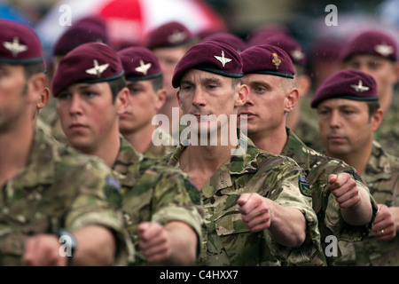 Das Fallschirm-Regiment erhalten Afghanistan Kampagne Medaillen von Prinz Charles und Camilla Duchess of Cornwall Stockfoto