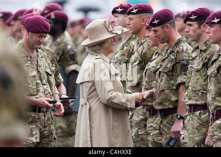 Das Fallschirm-Regiment erhalten Afghanistan Kampagne Medaillen von Prinz Charles und Camilla Duchess of Cornwall Stockfoto