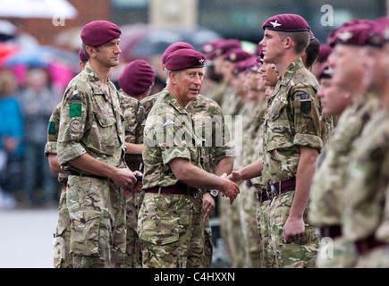 Das Fallschirm-Regiment erhalten Afghanistan Kampagne Medaillen von Prinz Charles und Camilla Duchess of Cornwall Stockfoto