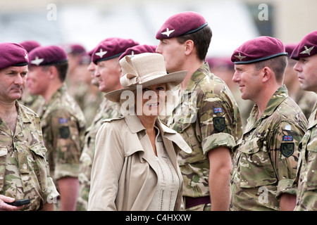 Das Fallschirm-Regiment erhalten Afghanistan Kampagne Medaillen von Prinz Charles und Camilla Duchess of Cornwall Stockfoto