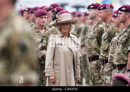 Das Fallschirm-Regiment erhalten Afghanistan Kampagne Medaillen von Prinz Charles und Camilla Duchess of Cornwall Stockfoto