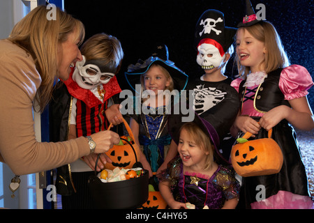 Happy Halloween-Party mit Kinder Süßes oder Saures Stockfoto