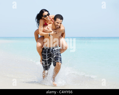 glücklich verheiratet erwachsenes paar Spaß haben und spielen am Ufer Meeres in Kuba. Horizontale Form, Ganzkörperansicht, Textfreiraum Stockfoto