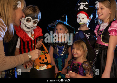 Happy Halloween-Party mit Kinder Süßes oder Saures Stockfoto