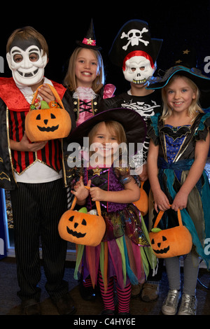 Happy Halloween-Party mit Kinder Süßes oder Saures Stockfoto