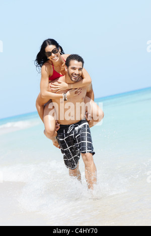 glücklich verheiratet erwachsenes paar Spaß haben und spielen am Ufer Meeres in Kuba. Vertikale Form, Ganzkörperansicht, Textfreiraum Stockfoto