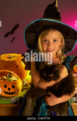 Halloween-Party mit einem Kind, die schwarze Katze in der hand halten Stockfoto