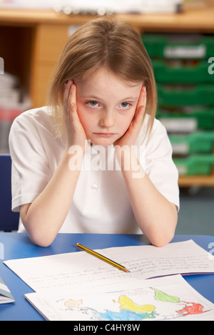 Betonte Schulmädchen lernen im Klassenzimmer Stockfoto