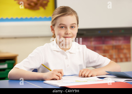 Schulmädchen lernen im Klassenzimmer Stockfoto