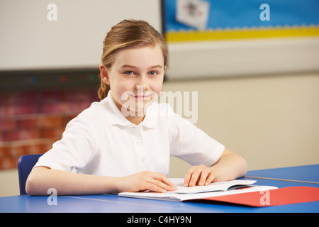 Schulmädchen lernen im Klassenzimmer Stockfoto