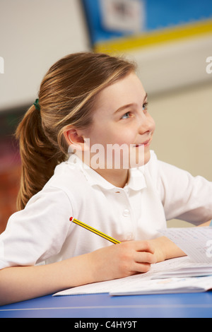 Schulmädchen lernen im Klassenzimmer Stockfoto