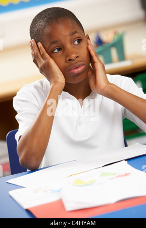 Unglückliche Schüler lernen im Klassenzimmer Stockfoto