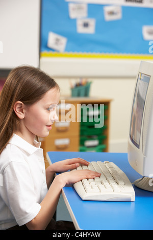 Schulmädchen In IT-Klasse mit Computer Stockfoto