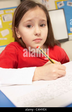 Betonte Schulmädchen lernen im Klassenzimmer Stockfoto