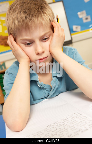 Betonte Schüler lernen im Klassenzimmer Stockfoto