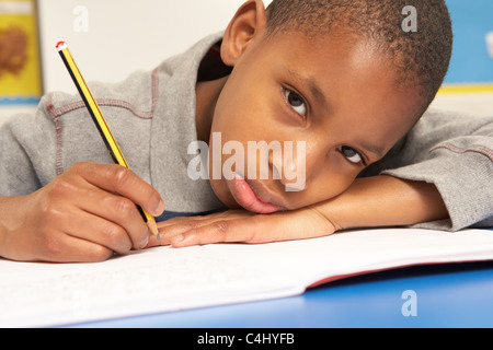 Unglückliche Schüler lernen im Klassenzimmer Stockfoto