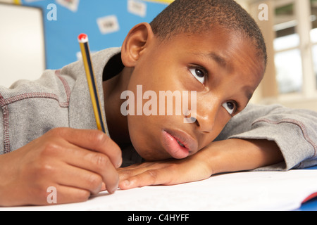 Unglückliche Schüler lernen im Klassenzimmer Stockfoto