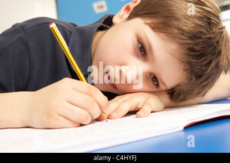 Unglückliche Schüler lernen im Klassenzimmer Stockfoto