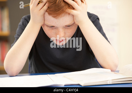 Betonte Schüler lernen im Klassenzimmer Stockfoto