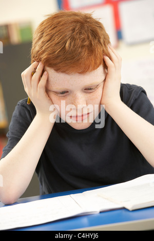 Betonte Schüler lernen im Klassenzimmer Stockfoto