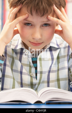 Betonte Schüler lernen im Klassenzimmer Stockfoto