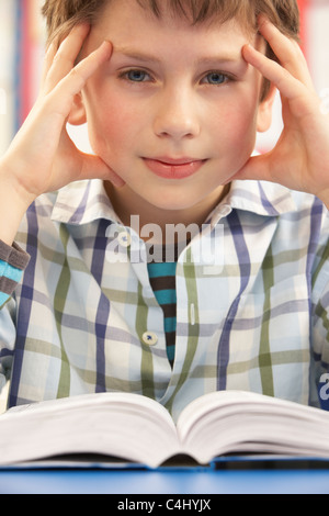 Betonte Schüler lernen im Klassenzimmer Stockfoto