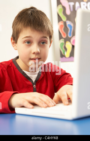 Schuljunge In IT-Klasse mit Computer Stockfoto