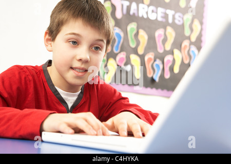 Schuljunge In IT-Klasse mit Computer Stockfoto