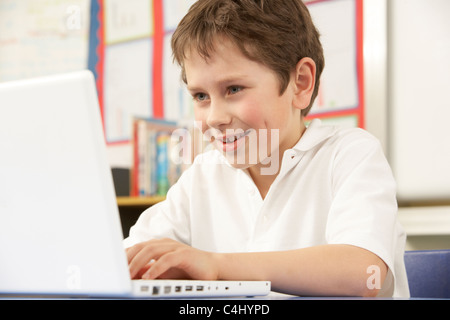 Schuljunge In IT-Klasse mit Computer Stockfoto