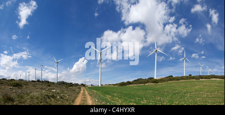 ausgerichteten Windmühlen in einem Hügel mit bewölktem Himmel Stockfoto